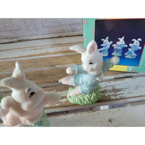 Artmark porcelain Easter bunny rabbit village figu - Picture 4 of 5